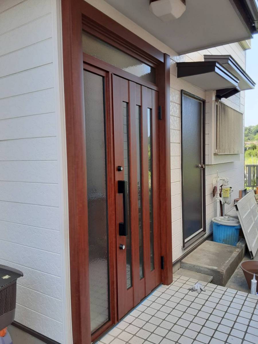 大成トーヨー住器のリシェント玄関ドア|わが家の顔が1日で素敵に|湘南地域|自然の光が入る明るい玄関へ|の施工後の写真1