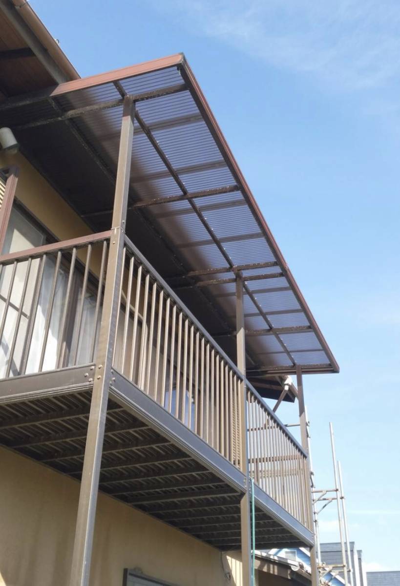 大成トーヨー住器のテラス屋根板修繕|カーポート屋根板修繕|耐久性が高いポリカ波板|破れたポリカ波板を補修|湘南地域|の施工後の写真1