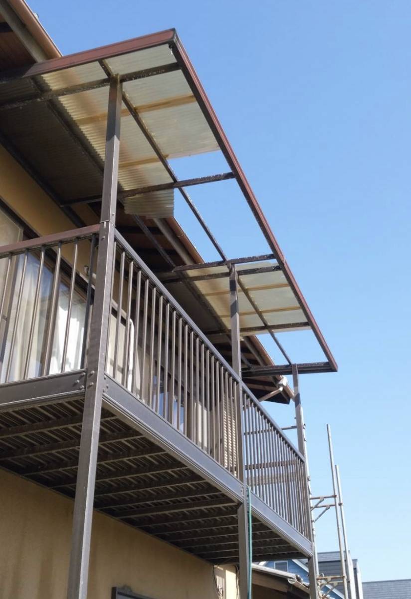 大成トーヨー住器のテラス屋根板修繕|カーポート屋根板修繕|耐久性が高いポリカ波板|破れたポリカ波板を補修|湘南地域|の施工前の写真1