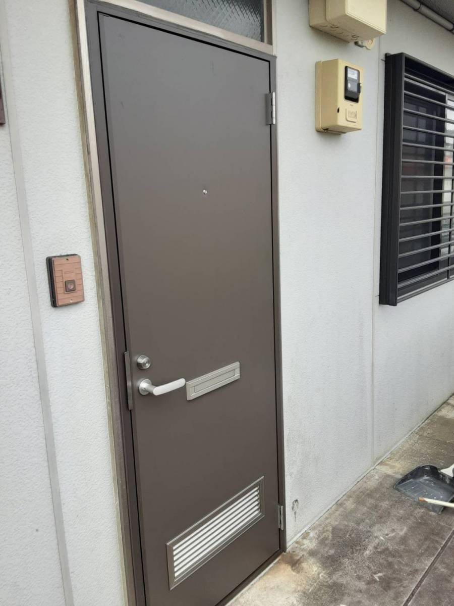 大成トーヨー住器のアパートドア交換|ロンカラーフラッシュドア|LIXIL|小田原市|湘南地域|の施工後の写真1