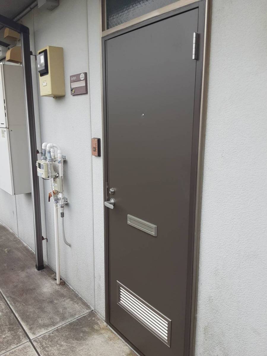 大成トーヨー住器のアパートドア交換|ロンカラーフラッシュドア|LIXIL|小田原市|湘南地域|の施工後の写真2
