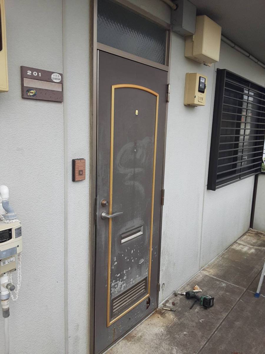 大成トーヨー住器のアパートドア交換|ロンカラーフラッシュドア|LIXIL|小田原市|湘南地域|の施工前の写真1