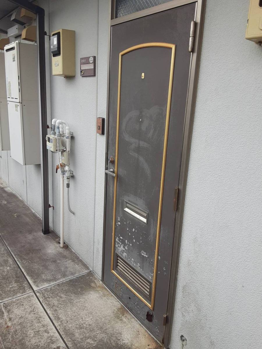 大成トーヨー住器のアパートドア交換|ロンカラーフラッシュドア|LIXIL|小田原市|湘南地域|の施工前の写真2