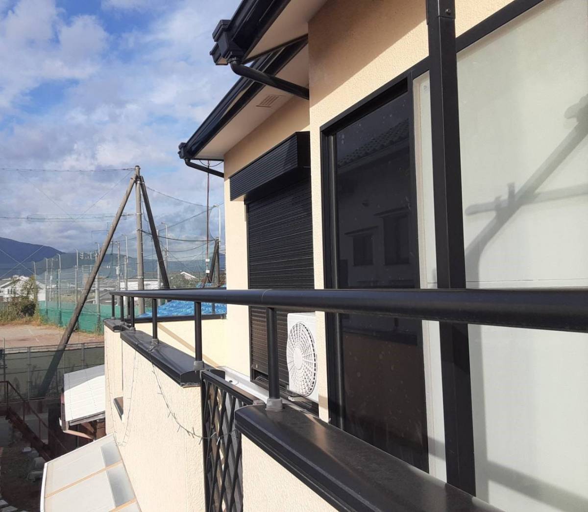 大成トーヨー住器のテラス屋根|バルコニー屋根|スピーネF型|LIXIL|雨除け|日除け|小田原市|の施工前の写真1