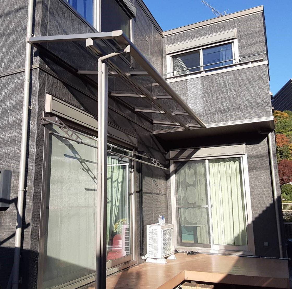 大成トーヨー住器のテラス屋根取付工事|スピーネF|LIXIL|急な雨でも安心|日除け|雨除け|小田原市の施工後の写真1
