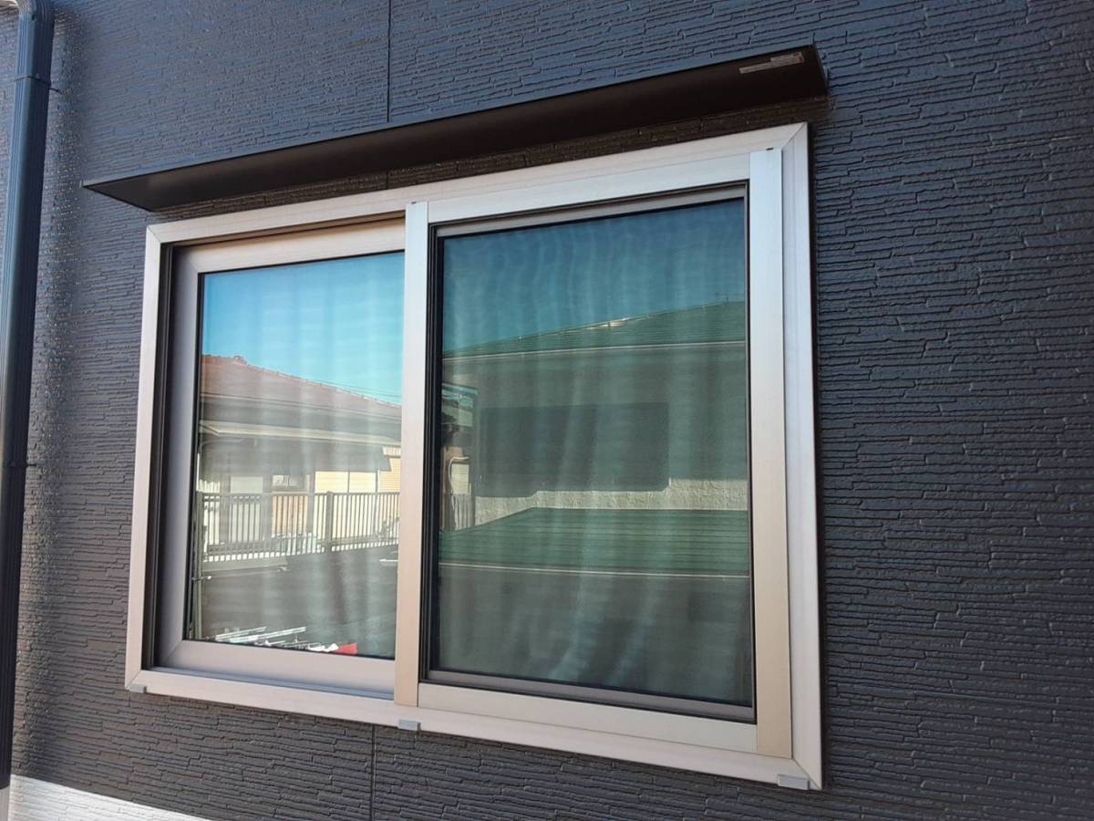 大成トーヨー住器の庇取付け|スリムアート|LIXIL|窓まわりのアクセント|日除け|小田原市|省エネ効果の施工後の写真2
