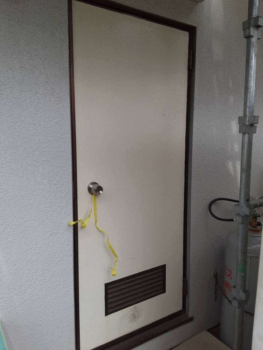 大成トーヨー住器の勝手口ドア交換|光と風が入るドアへ交換|簡単リフォーム|リシェント勝手口ドア|湘南地域|小田原市|の施工前の写真1