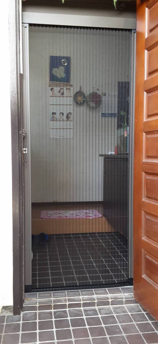 大成トーヨー住器の玄関網戸|勝手口網戸|しまえるんですα|どのメーカーの玄関・勝手口にも対応|横引収納網戸|換気対策の施工後の写真1