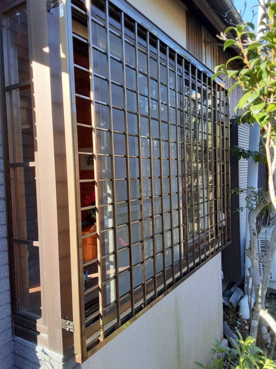 大成トーヨー住器の面格子取付け|アルミ面格子|LIXIL|防犯対策|安心リフォーム|小田原市|井桁格子の施工後の写真1
