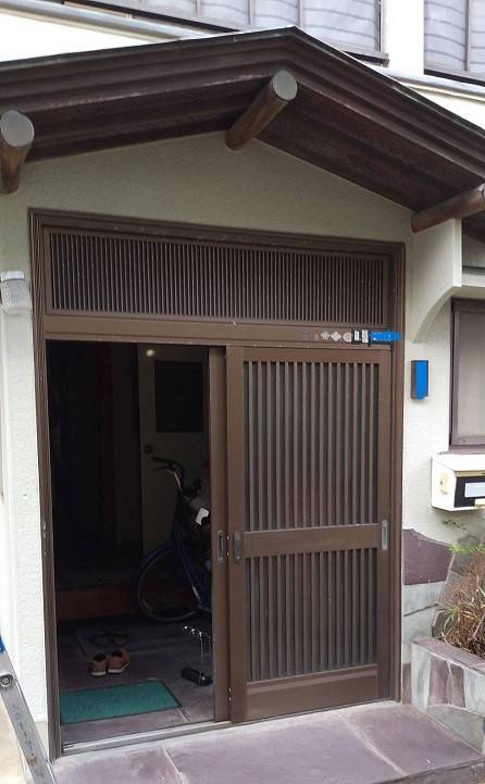 大成トーヨー住器のリシェント玄関引戸|1日で工事完了|快適リフォーム|防犯対策|お家の雰囲気が変わる|小田原市の施工前の写真1