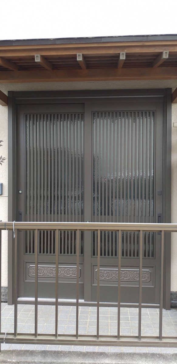 大成トーヨー住器のリシェント玄関引戸|壁を壊さず1日で完了|玄関リフォーム|小田原市|快適リフォーム|の施工後の写真2
