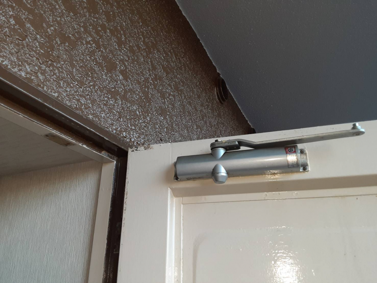大成トーヨー住器のドアクローザー交換|油もれ|ドアクローザー調整|小田原市|の施工前の写真1