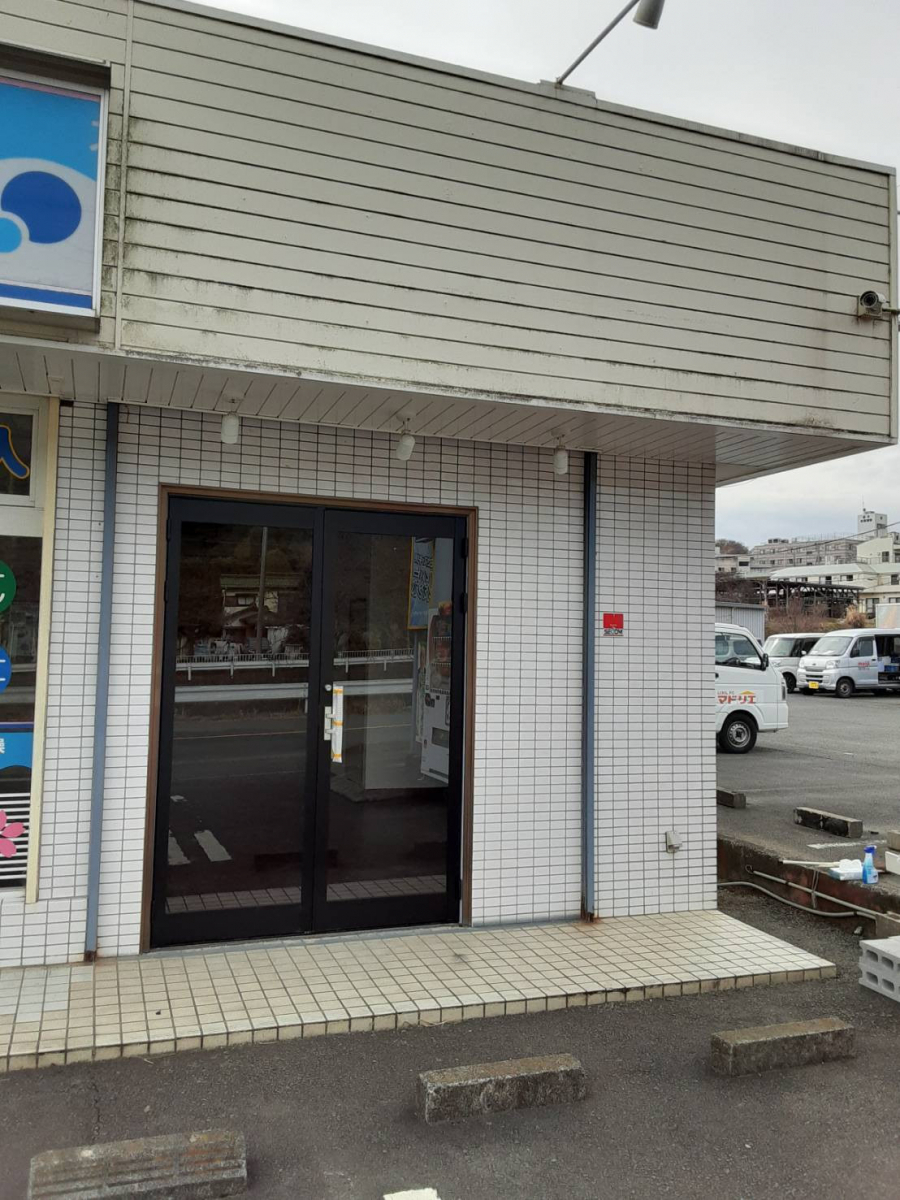 大成トーヨー住器の店舗入口ドア工事|クリエラガラスドア|小田原市|引戸からドアに交換の施工後の写真1