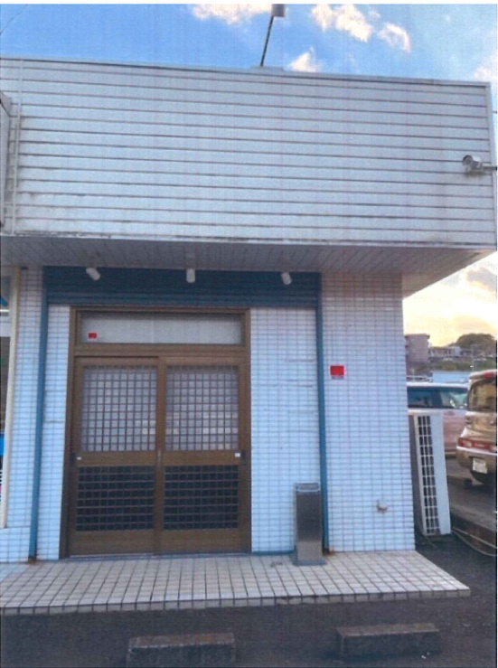 大成トーヨー住器の店舗入口ドア工事|クリエラガラスドア|小田原市|引戸からドアに交換の施工前の写真1