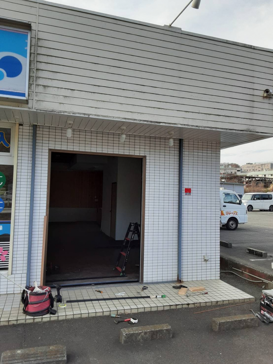 大成トーヨー住器の店舗入口ドア工事|クリエラガラスドア|小田原市|引戸からドアに交換の施工前の写真2