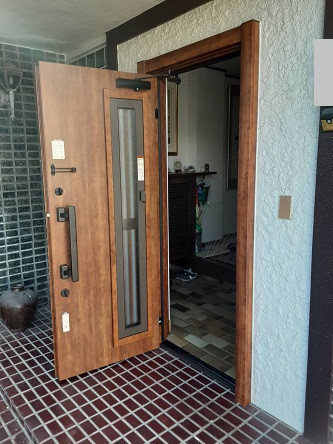 大成トーヨー住器のリシェント玄関ドア|玄関ドアリフォーム|壁を壊さず玄関ドア交換|小田原市|快適リフォーム|補助金|の施工後の写真2