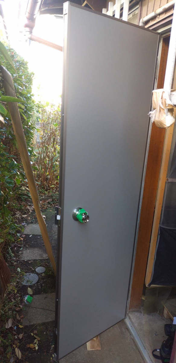 大成トーヨー住器の勝手口ドア交換|汎用ドア|多目的ドア|ローコスト|二宮町の施工後の写真2