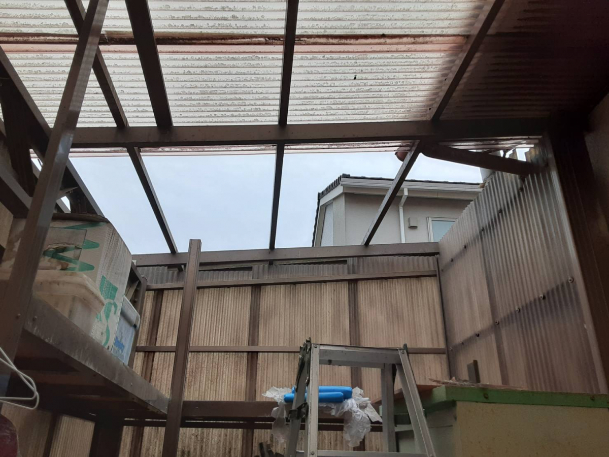 大成トーヨー住器の物置屋根交換|ポリカ波板|小田原市内の施工前の写真1