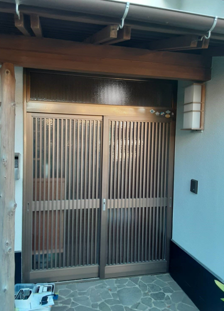 大成トーヨー住器の玄関引戸リフォーム|リシェント玄関引戸|1日施工|小田原市内の施工前の写真1