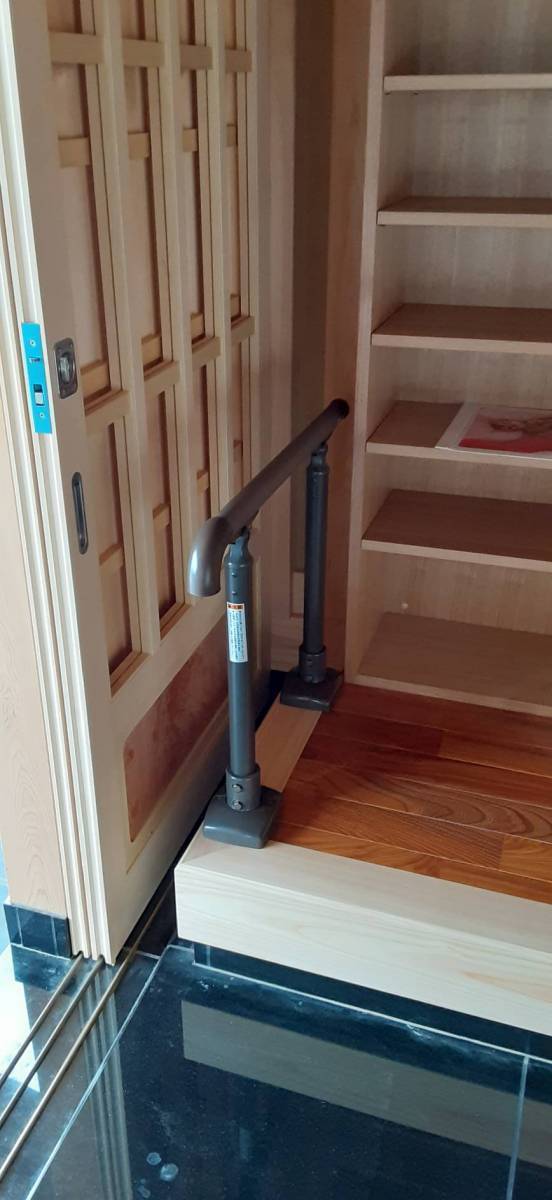 大成トーヨー住器の手すり|グリップライン|歩行補助手すり|段差の補助に手すり設置|簡単リフォーム|小田原市|の施工後の写真1