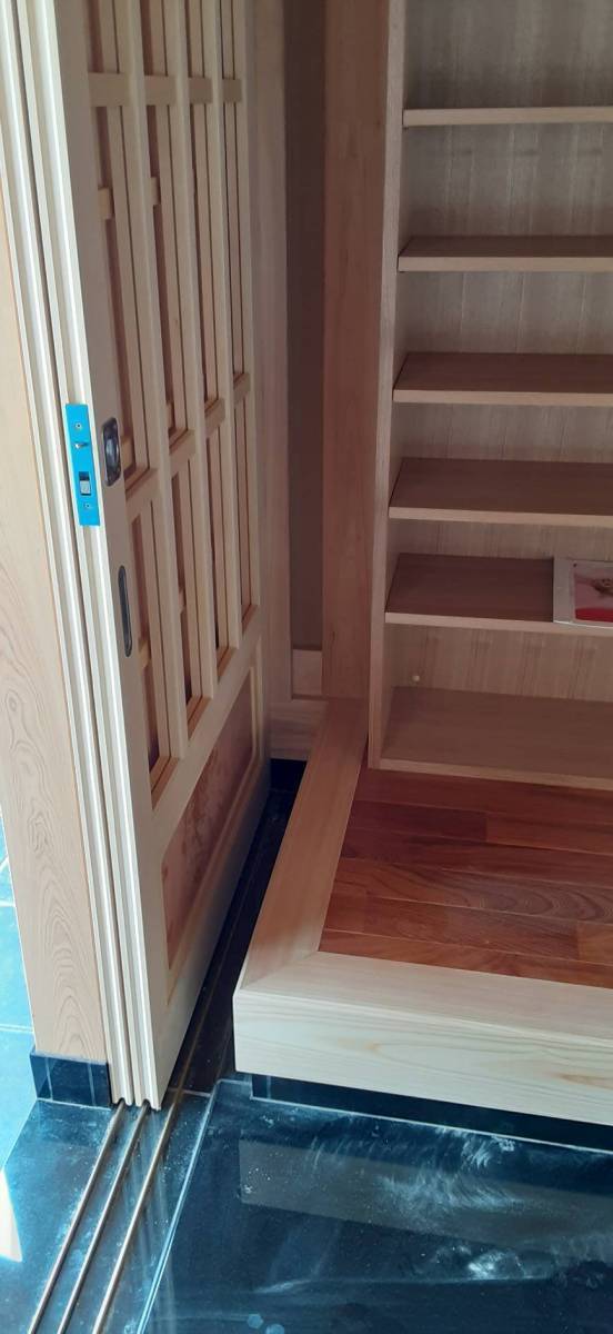 大成トーヨー住器の手すり|グリップライン|歩行補助手すり|段差の補助に手すり設置|簡単リフォーム|小田原市|の施工前の写真1