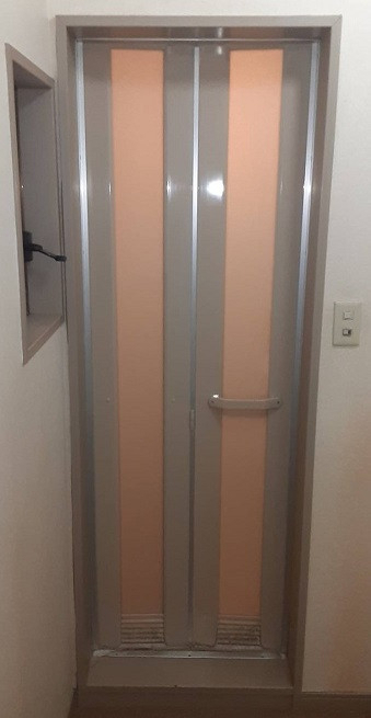 大成トーヨー住器のリフォーム|浴室ドア|浴室中折れドア|交換|小田原市の施工前の写真1