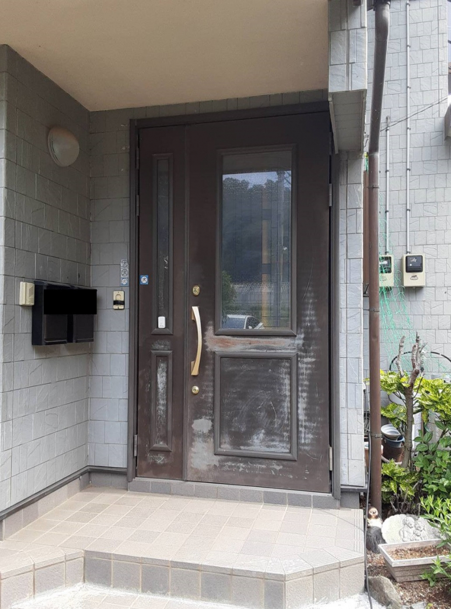大成トーヨー住器の玄関ドアリフォーム|リシェント玄関ドア|小田原市|壁を壊さず1日で工事完了の施工前の写真1