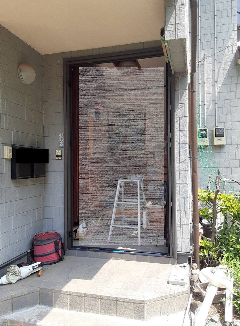 大成トーヨー住器の玄関ドアリフォーム|リシェント玄関ドア|小田原市|壁を壊さず1日で工事完了の施工前の写真2