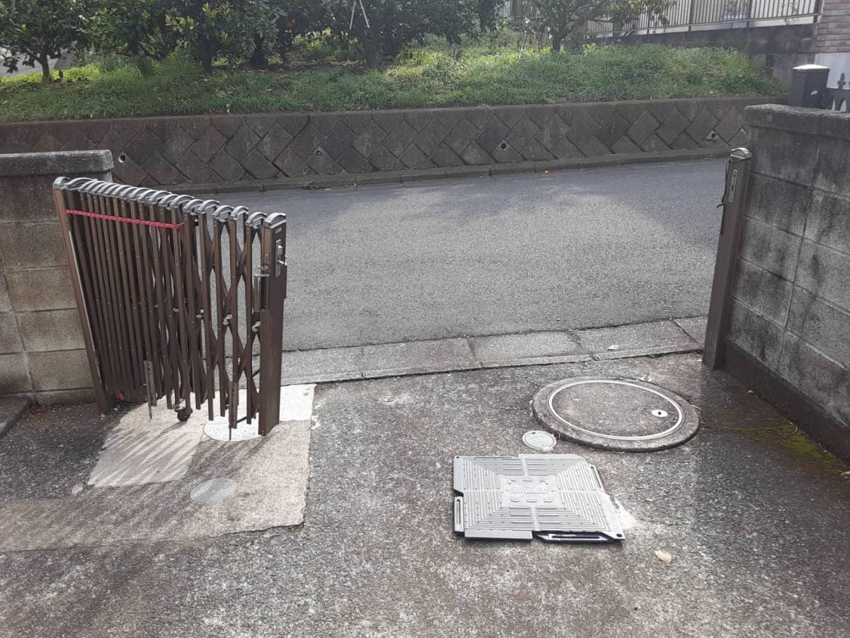 大成トーヨー住器の伸縮門扉|門扉取付|エクステリア工事|車庫まわり|小田原市内|エクステリアリフォーム|の施工前の写真1