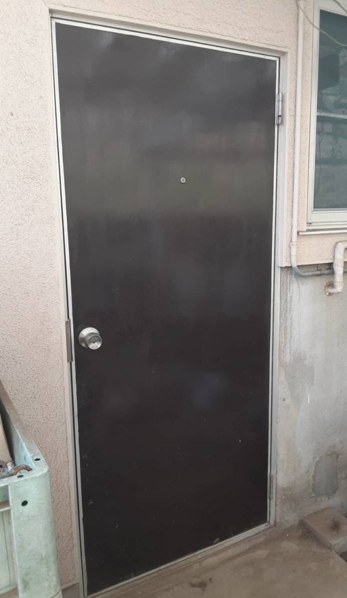 大成トーヨー住器の勝手口ドア交換|光と風が入るドアへ交換|ライトドア勝手口ドア|ベルエアⅡ|小田原市|簡単リフォームの施工前の写真1