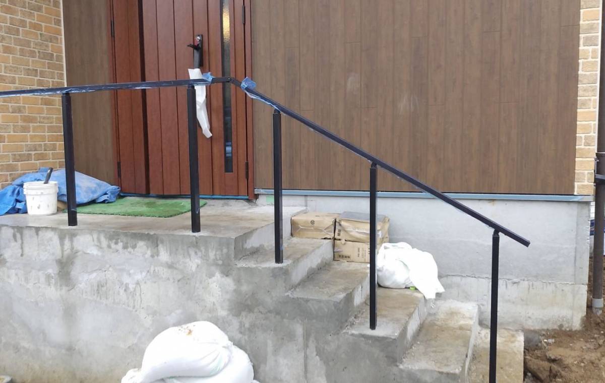 大成トーヨー住器の歩行補助手すり|玄関先の補助に手すり取付|転倒防止|快適リフォーム|小田原市|湘南地域の施工後の写真1
