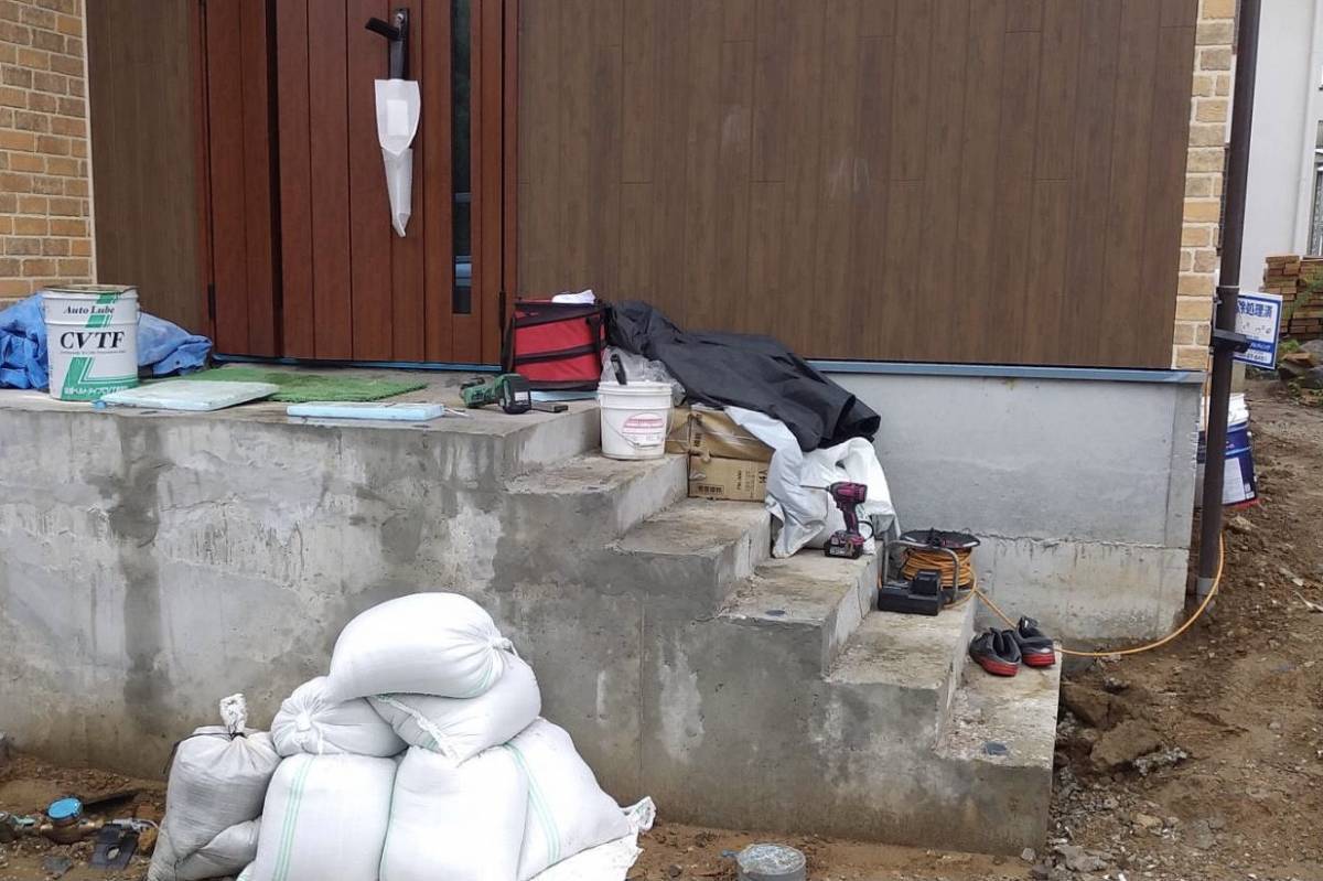 大成トーヨー住器の歩行補助手すり|玄関先の補助に手すり取付|転倒防止|快適リフォーム|小田原市|湘南地域の施工前の写真1