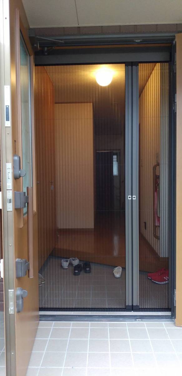 大成トーヨー住器の網戸取付|玄関網戸|換気対策|網戸リフォーム|玄関リフォーム|快適リフォーム|小田原市|の施工後の写真1