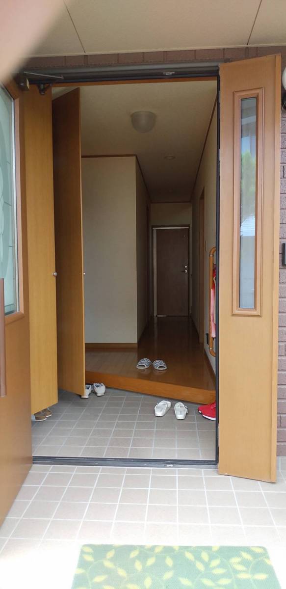 大成トーヨー住器の網戸取付|玄関網戸|換気対策|網戸リフォーム|玄関リフォーム|快適リフォーム|小田原市|の施工前の写真1