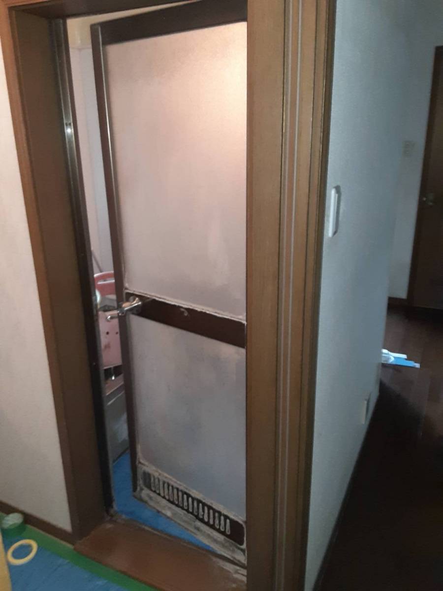大成トーヨー住器の浴室入口ドア交換|浴室中折れ戸|カバー工法|簡単リフォーム|小田原市|快適リフォーム|の施工前の写真1