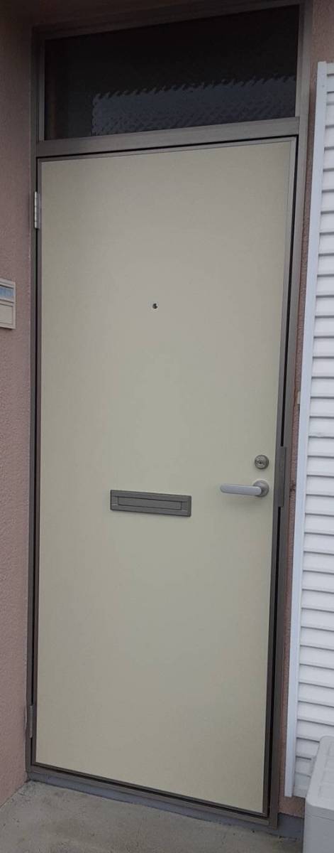 大成トーヨー住器のアパートドア交換|勝手口ドア交換|ドア本体交換|ロンカラーフラッシュドア|小田原市|の施工後の写真1