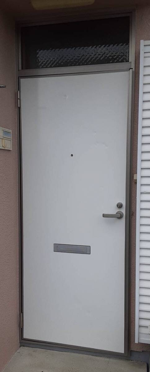 大成トーヨー住器のアパートドア交換|勝手口ドア交換|ドア本体交換|ロンカラーフラッシュドア|小田原市|の施工前の写真1
