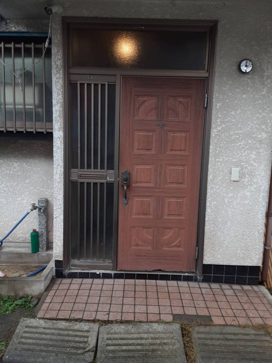 大成トーヨー住器のリシェント玄関ドア|玄関ドア交換|採風タイプ|換気対策|小田原市|1日で簡単リフォーム|の施工前の写真1