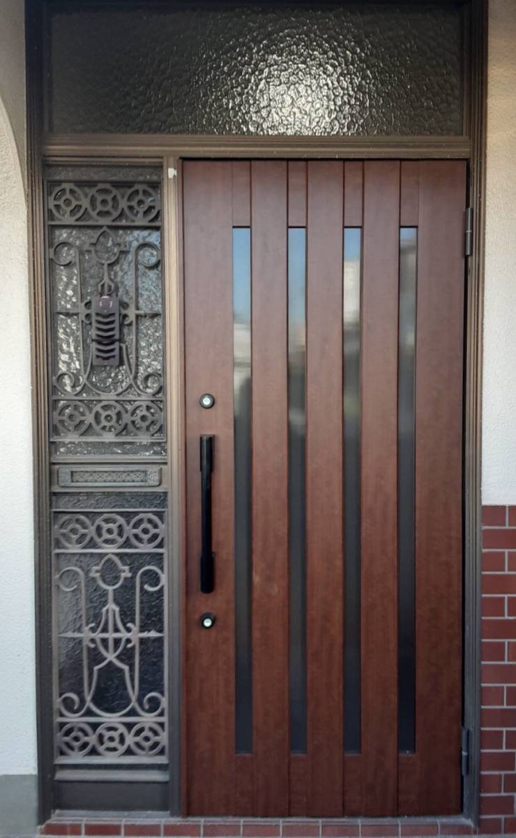 大成トーヨー住器の玄関ドア交換|玄関ドアリフォーム|コストを抑えた工事|玄関ドア本体入替え|小田原市|シンプルデザインの施工後の写真1