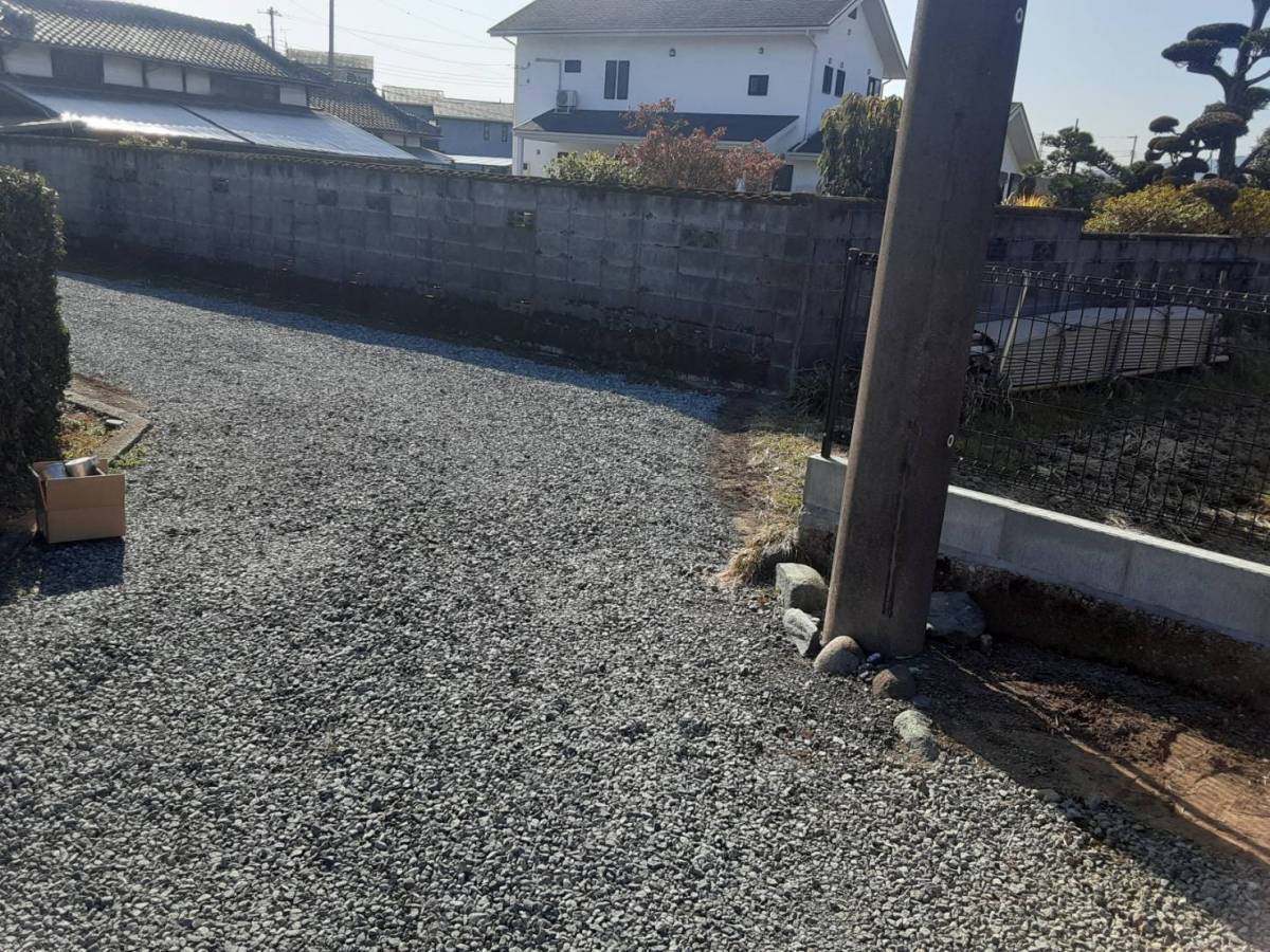 大成トーヨー住器の車止め取付け|スペースガード|U76型|ステンレス|LIXIL|小田原市|の施工前の写真1