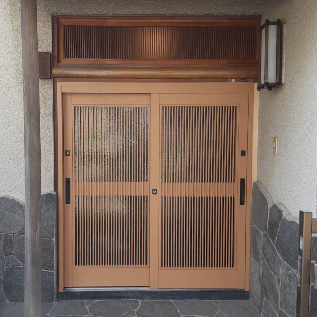 大成トーヨー住器のリシェント玄関引戸工事の施工後の写真1
