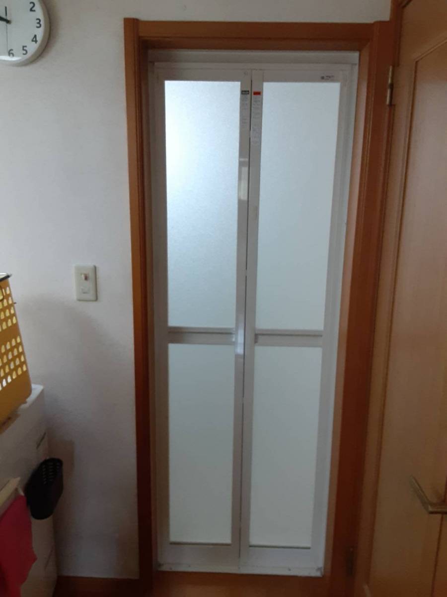 大成トーヨー住器の浴室ドア交換|浴室中折れドア|浴室入口|樹脂パネル入り|小田原市|の施工後の写真1