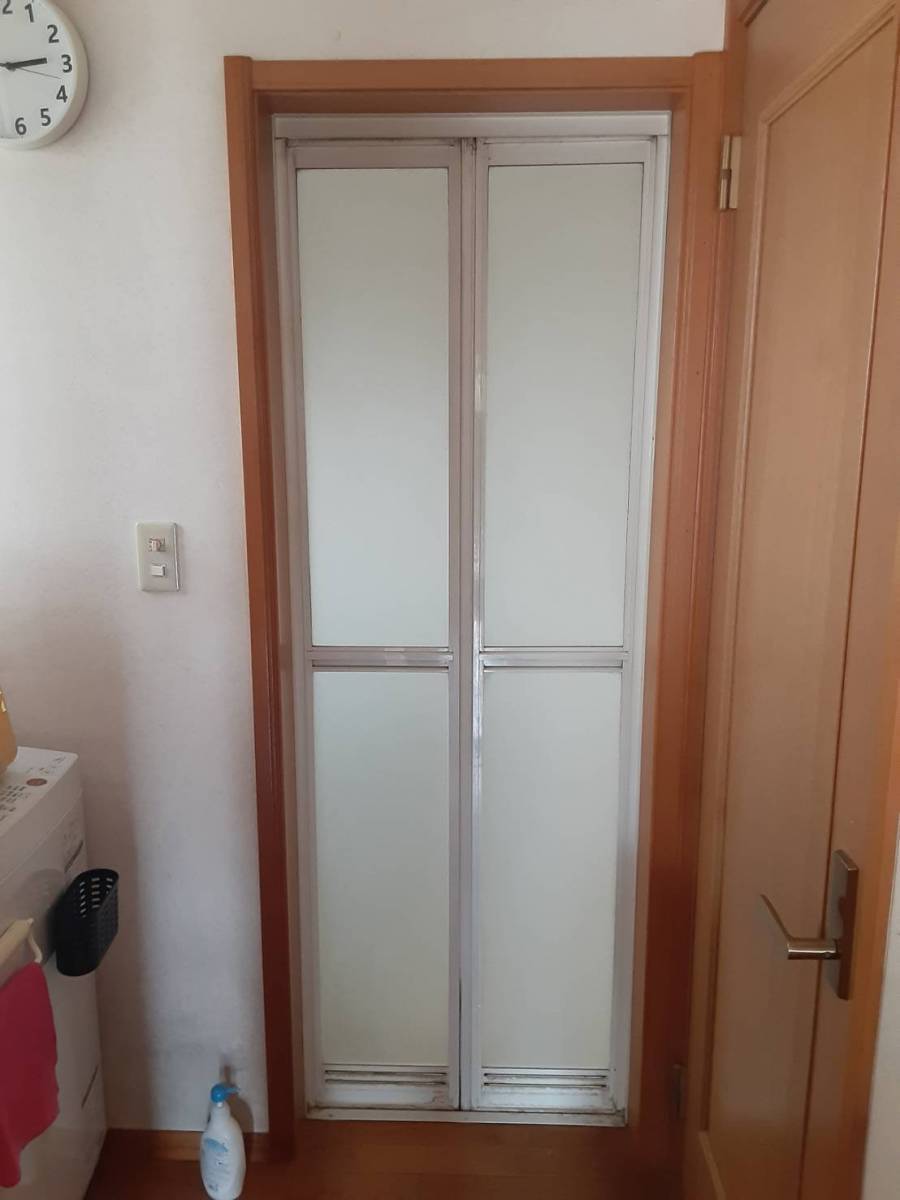 大成トーヨー住器の浴室ドア交換|浴室中折れドア|浴室入口|樹脂パネル入り|小田原市|の施工前の写真1