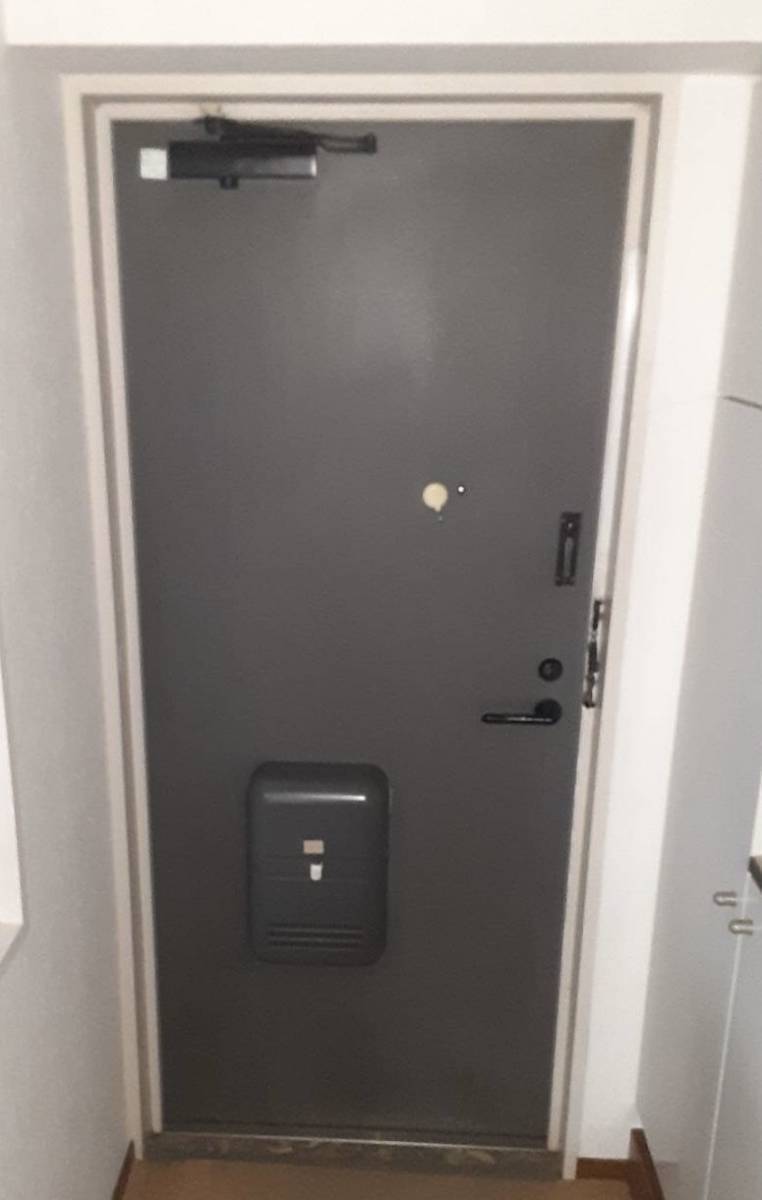 大成トーヨー住器の中折れ網戸|玄関網戸取付け|換気対策|快適生活|小田原市|網戸交換|の施工前の写真1