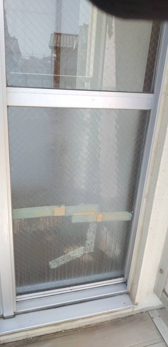 大成トーヨー住器のガラス修繕|ガラス割れ|ガラス交換|小田原市|単板ガラス|網入りガラスの施工前の写真1