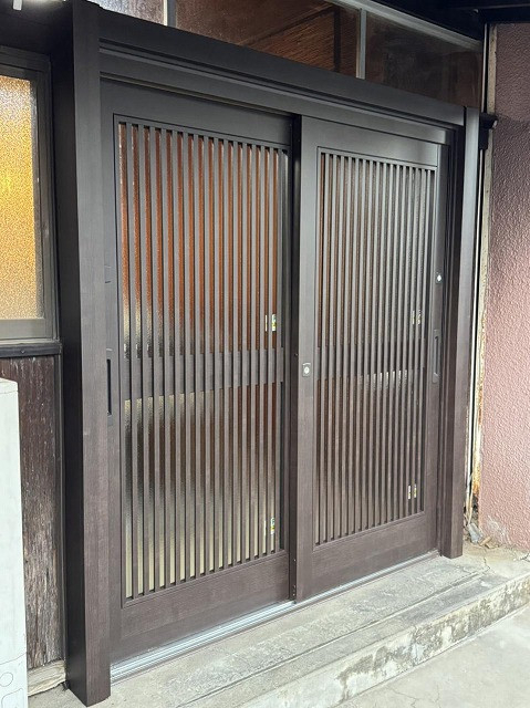 そうぶwindow&doorの【江戸川区】玄関ドアリフォーム 店舗の玄関引戸をリシェント引戸に交換の施工後の写真1