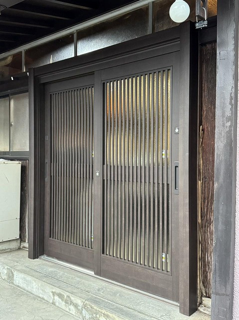 そうぶwindow&doorの【江戸川区】玄関ドアリフォーム 店舗の玄関引戸をリシェント引戸に交換の施工後の写真2