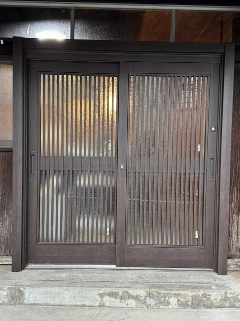 そうぶwindow&doorの【江戸川区】玄関ドアリフォーム 店舗の玄関引戸をリシェント引戸に交換の施工後の写真3