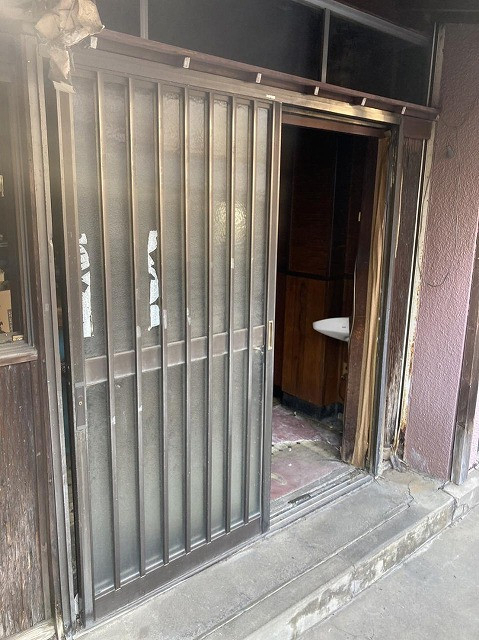 そうぶwindow&doorの【江戸川区】玄関ドアリフォーム 店舗の玄関引戸をリシェント引戸に交換の施工前の写真1