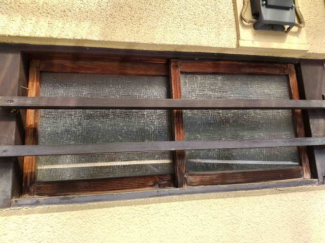 そうぶwindow&doorの【荒川区】窓リフォーム 木製サッシからアルミサッシへ交換の施工前の写真2